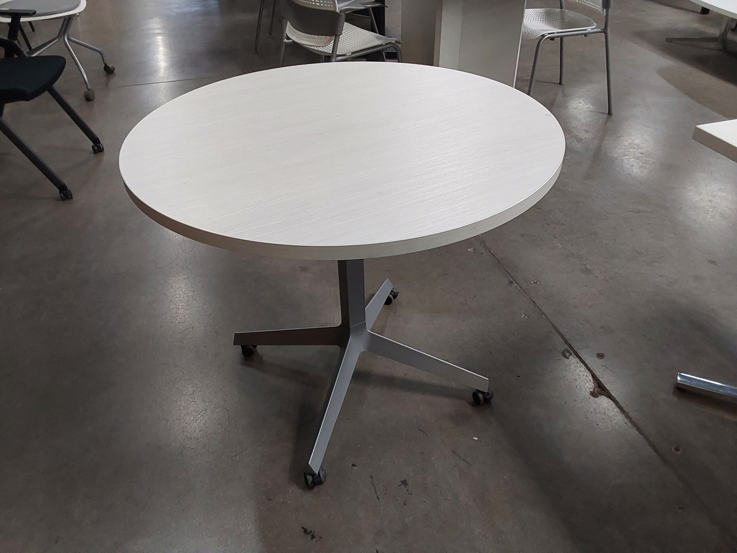 Preowned Knoll Dividends Table on Casters