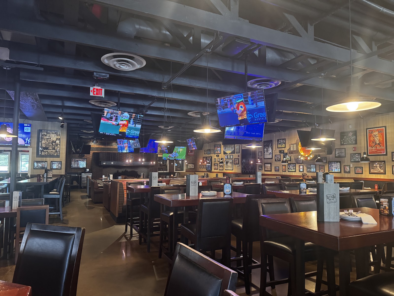 Brick House Tavern + Tap gallery 3