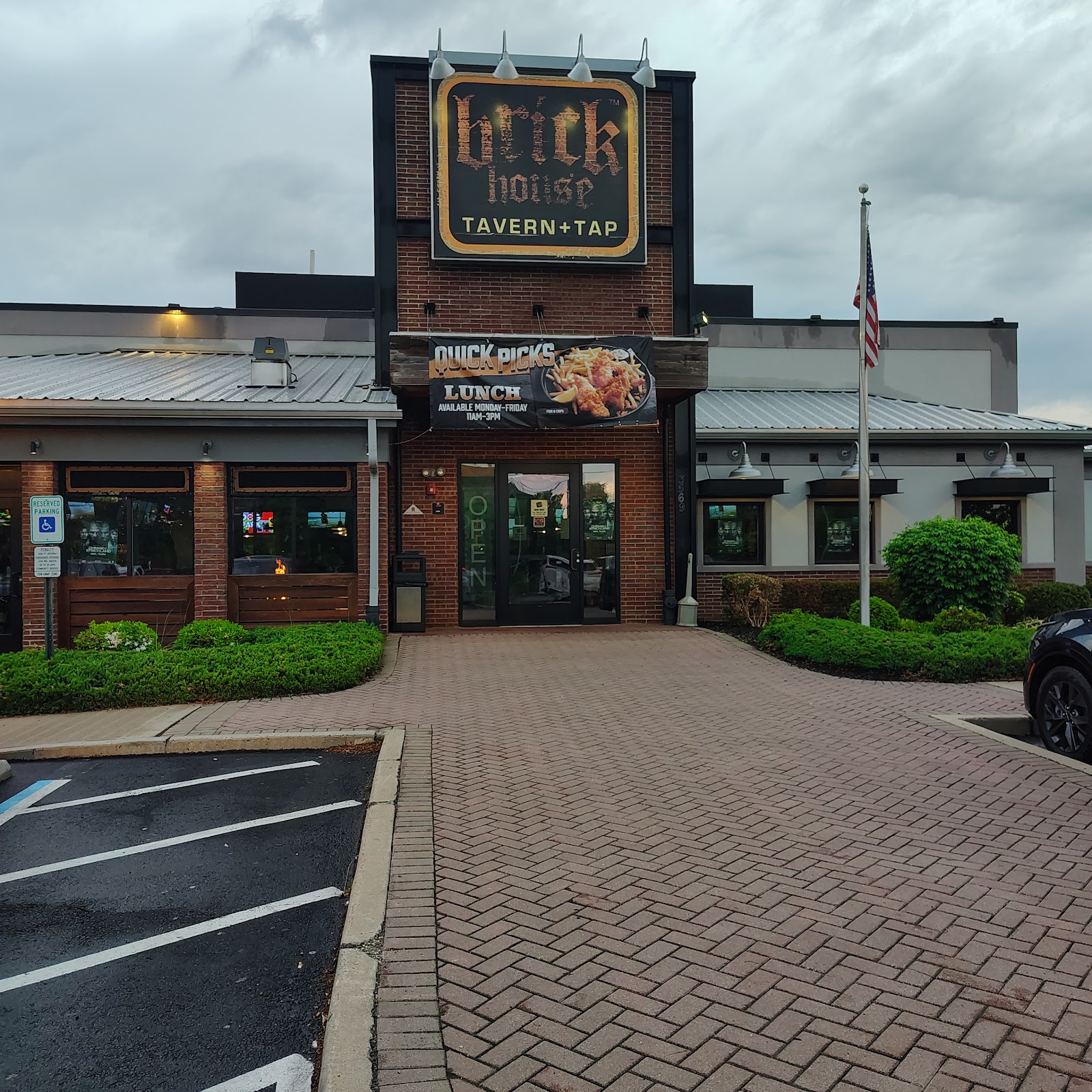 Brick House Tavern + Tap gallery 4