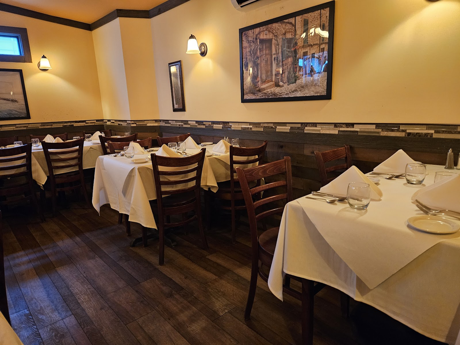 Perucci's Classic Italian Restaurant gallery 3