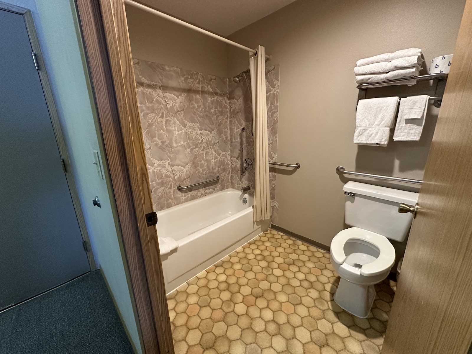 Timber Lodge Inn gallery 3