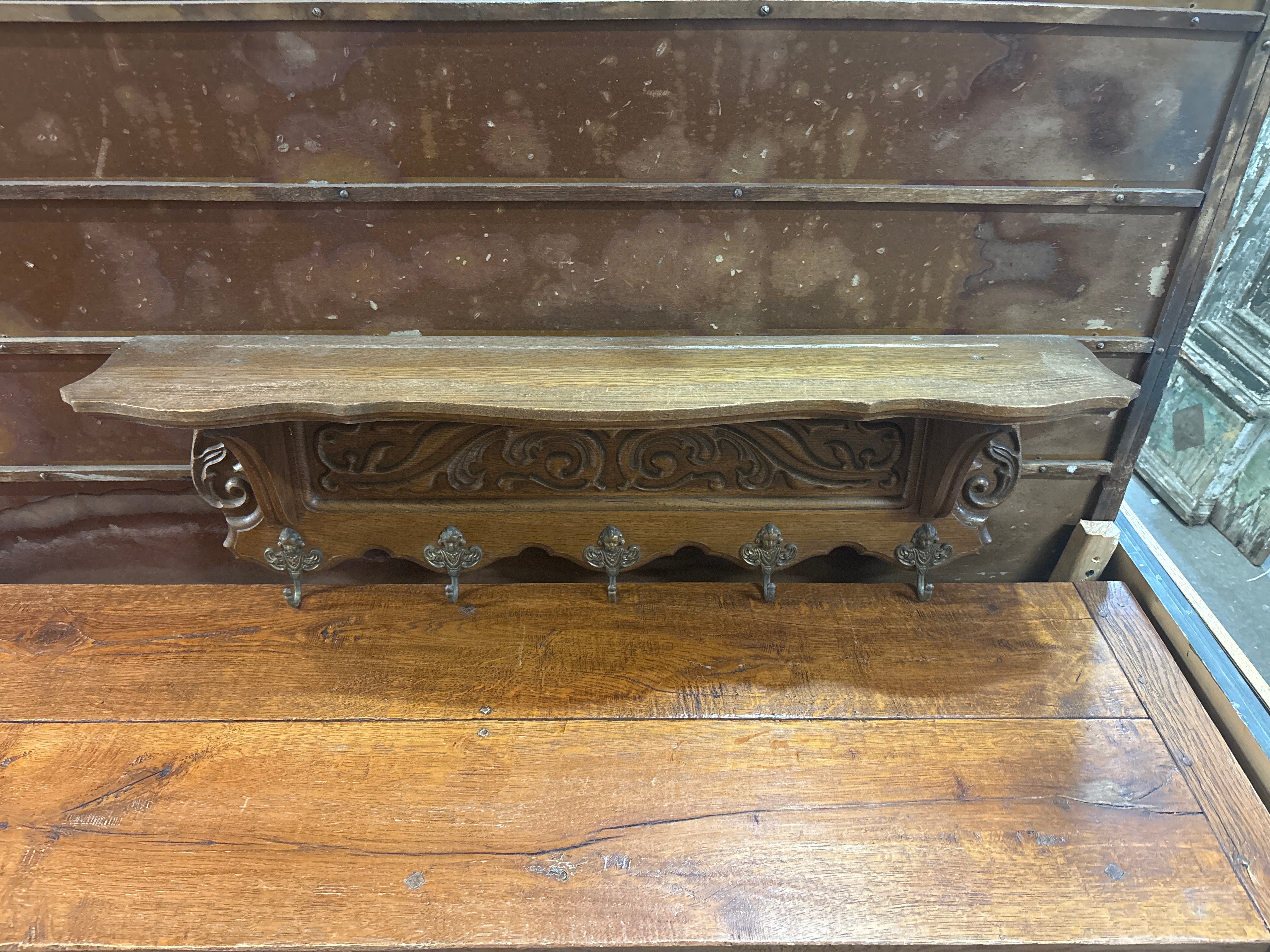 MEDIUM OAK WALL SHELF WITH RAISED DESIGN AND 5 CHERUB HOOKS